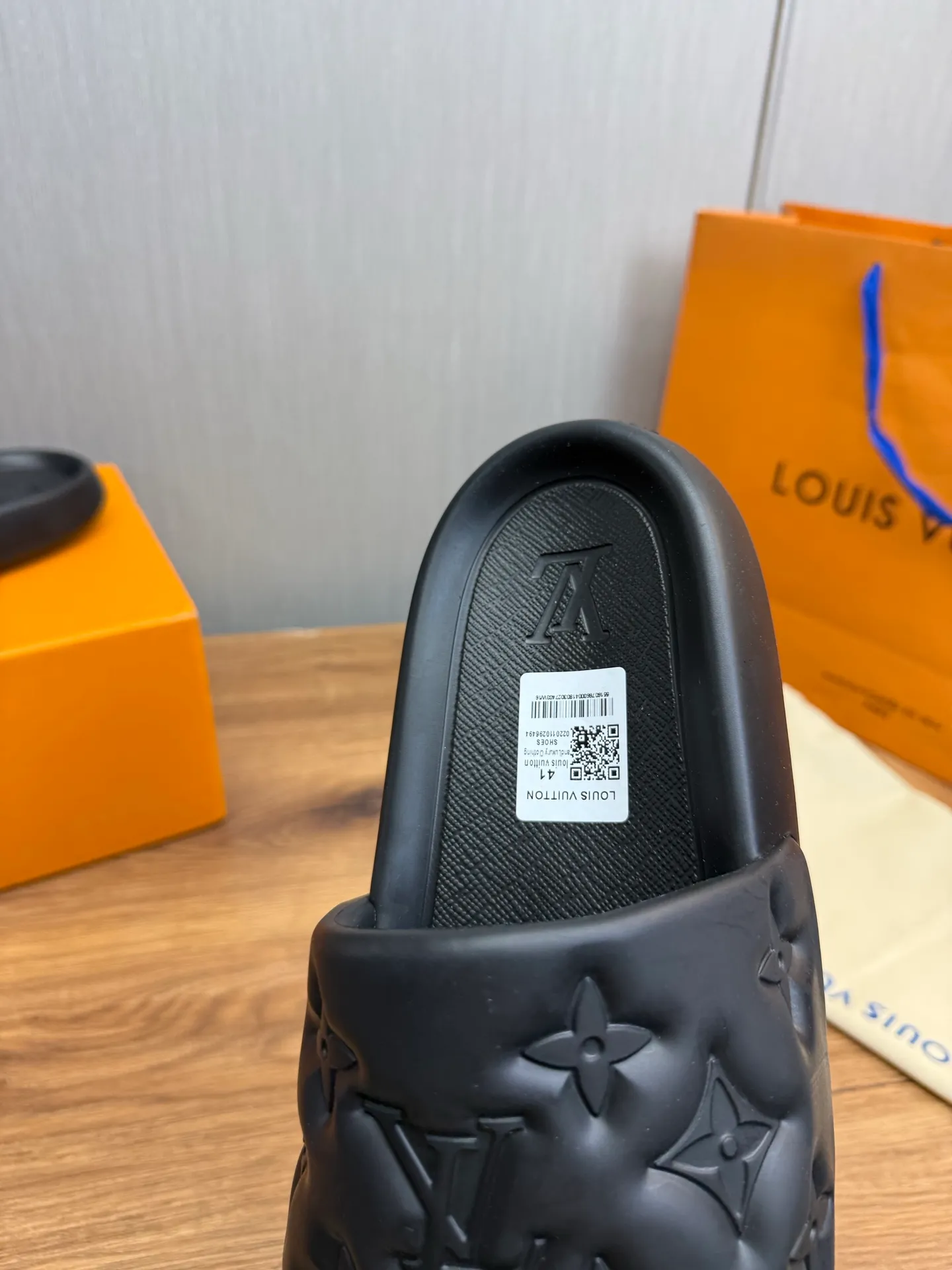 Men's shoes 💰260💰 ▪️LV's popular Little Red Book popular slippers hot sale: 1 shipment✅ Super textured and comfortable slippers, original TPU outsole. Authentic counter box drawer box packaging 🎁Size 38-45
